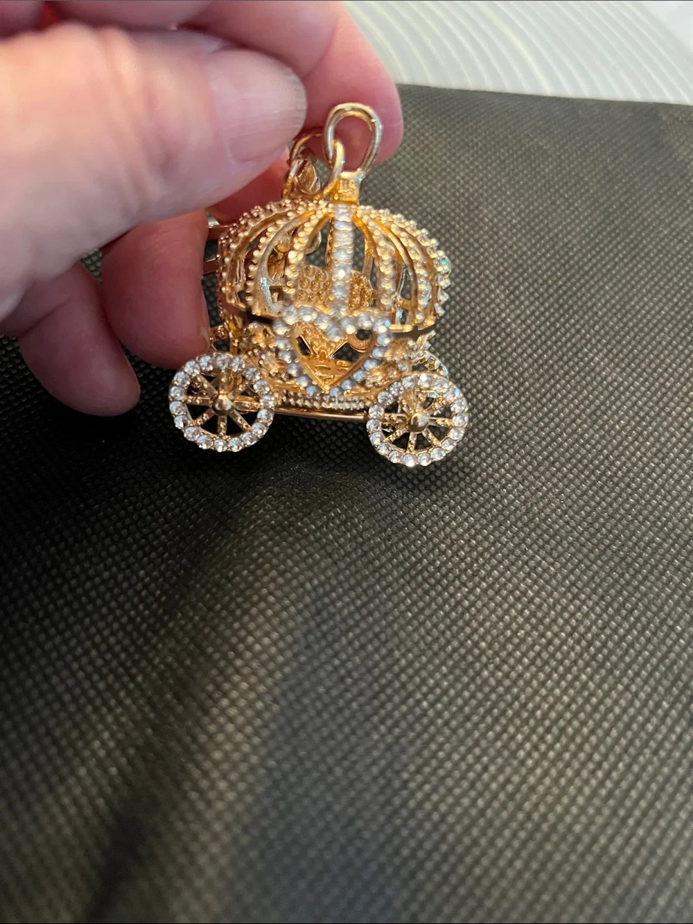 CARRIAGE KEYCHAIN